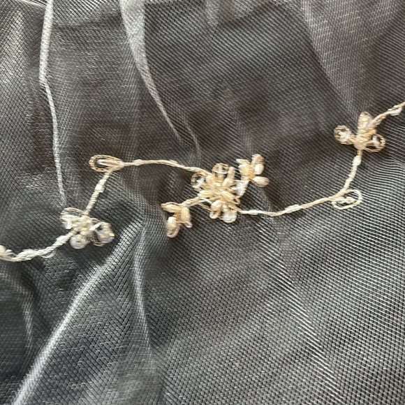 Make offer! NWT Fingertip 2 Tier Bride Veil Beaded edging flower scroll design - Picture 8 of 13